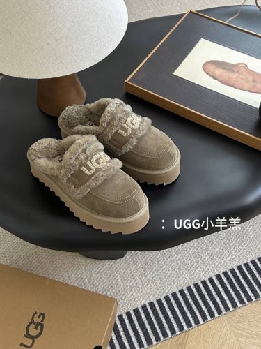 Ugg新款澳洲厚底小羊羔毛网红拖鞋，小胖丁嘟嘟拖 材质牛皮，内里真羊毛，配刺绣 Ugg字样百搭时尚！ 三色：栗色.羚羊棕. 沙色 码数：35-40 ！
