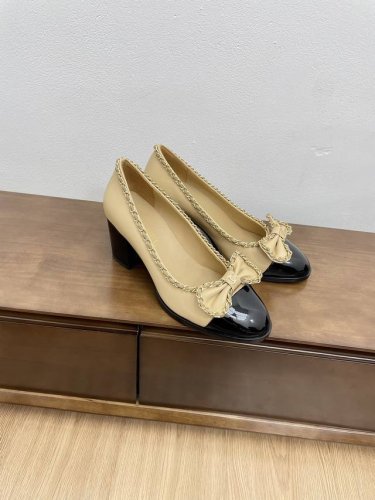 代购级chanel 24C新品圆头环带拼色链条蝴蝶结玛丽珍单鞋 这一季系列真的超美 大爆款香奶奶家一贯的优雅名媛气质 高级感十足！上脚非常nice～ 不管光脚穿