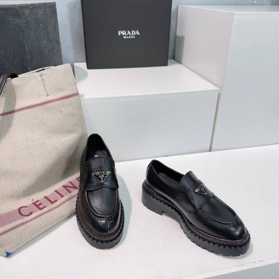 高品质出厂380！顶级品质Prada 普拉达25春夏松糕厚底复古擦色经典三角标乐福鞋！ 这款鞋面搭配经典三角标金属扣，中和了整个鞋子的气质，完全不会特别正式或者