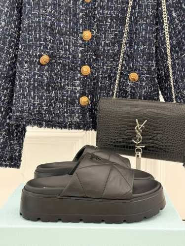 厂价 Prada 普拉达经典春夏新品菱格厚底懒人拖鞋夏天最值得入手的简约单品自带高级气场的拖鞋也非常容易驾驭非常舒适好穿！ Go 材质： 鞋面采用进口小羊皮内里