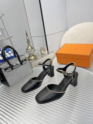 HermèS 全真皮大底 2025年最新款 、官方同步最高版本爱马仕带跟凉鞋 简约时尚的设计 浓厚的异域风情 时髦感十足、随便上脚都很有超时尚新潮风味 简简单单