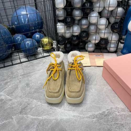 Miu Miu24秋冬新款厚底高帮鞋低调简约的设计拥有了不受限的百搭谁穿谁好看的小白鞋，倘若你也是miumiu的粉丝，那么今年夏天又怎能少一双质感高帮鞋原版 1
