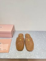 Miu Miu 24Ss 秋冬系列穆勒鞋 懒人拖鞋 Miu真的太少女啦，第一眼看到这个鞋子就有种软绵绵的感觉，简单而带点复古气息随意搭配都好看！以极简风格为主，