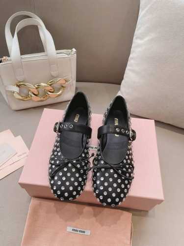 皮面 、钻面Miumiu*缪缪 24春夏大热走秀款 全球最火平底鞋 出现在各大时装杂志封面 各路明星、小红书博主着用～全新复古上脚尤为惊艳到你的一款闭眼入都是不