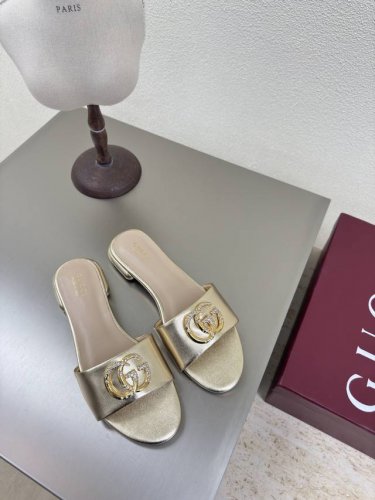 平底 经典logo 一字拖鞋 金色GUCCI 2025 跟高 1.5cm 经典小牛皮 有橡胶底可接单价格优 走鞋款秀 古驰 时尚的品牌LOGO持加，具有超辨高识