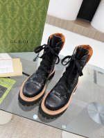 出厂价 元 秋冬gucci 8寸踝靴原版开模 双g电绣鞋头 彩色鞋带搭配、高级感十足 面料：牛皮、 哑光开边珠 内里 垫脚：高端杏色牛里 Tpu大底 跟高4Cm