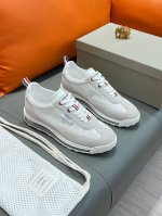 工厂价 Thom Browne 汤姆 布朗再上爆款！这个新锐品牌 让我们有了放松 时髦 个性的新选择 Tb风暴.鞋面采用原版进口牛皮内里羊皮内里。鞋底采用原版鞋