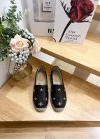 新品2025早春cucci 在近一个世纪的时间里，品牌以经典双G字母交织图案为画布打造了许多富有想象力的设计，小蜜蜂标识融合其他鲜艳明亮的色调，焕新呈现GG M