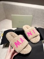 跑量款 Marnl*主推款毛拖 Marni 新款fussbett毛毛鞋 顶级品质 全新冰岛羊羔毛，双层皮毛一体鞋面舒适柔软，利落线条勾勒别致廓形，挥洒自信时髦。