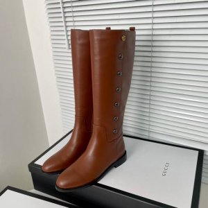 Gucci秋冬系列及膝高筒靴 简约风格 经典鞋形+英伦休闲设计， 经典耐看！原版倒模楦型，极致1:1形体，进口高端呈现出精致质感！ 面料: 进口小牛皮 内里: