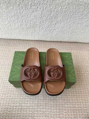 Gucci古驰 最新 情侣款 互扣式 双G 厚底 凉拖鞋 原版购入开发 做货 从为品牌注入荣光的20世纪70年代典藏设计中撷取灵感 互扣式双G在这款牛皮革凉拖上