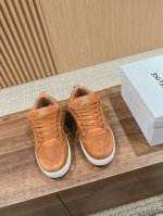 思琳新品走秀款面包鞋 Trainer厚底系列运动鞋、这一季运动休闲鞋无论从楦型的轮廓隔板的拼接都让人耳目一新、前后品牌logo相呼应、大底边位明显celine字