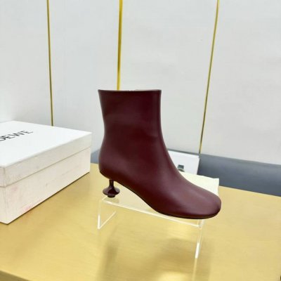 冲量价: 酒杯跟短靴 224 罗意威loewe明星同款最新圆头专柜百搭新品靴，鞋面采用进口开边珠牛皮哑光牛皮，质感超级奈斯，上脚一个高端产品，内里混种皮，意大利