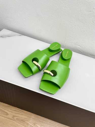 独家代购级 Toryburch 24 走秀款戒指拖鞋 原版购入 1:1定制的一款刘雯同款 绝美的一款，小方头的设计又带有点复古的感觉，上脚超好看 鞋面：牛皮 大