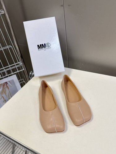 Maisom Margiela MM6 马吉拉单鞋这双热度超高的单品 必须人手一双入手了 不能错过的单品 炸裂了独家原版购入开发 不能错过的一款鞋面：进口羊皮牛