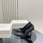 短靴 Jimmy Choo 224 专柜同步最新尖头单鞋短靴新品 鞋面绑带设计特别有个性时尚，脚感舒适凹造型必备经典百搭美得无与伦比 超好穿 上脚非常舒适 ！秋