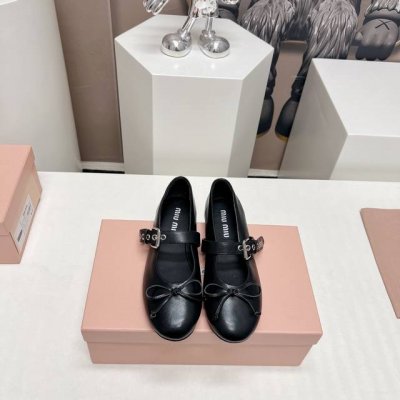 出厂： 独家顶级版本 缪缪miumiu2024vs秋冬新款休闲鞋系列 专柜主打最新款 休闲小白鞋硬货上新 代购级别！高级感十足！国内外博主刷爆的一款，复古又时髦