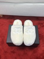 厂价 Chanel 24B新款毛毛拖鞋！ 这款毛拖真的是真太可爱了～ 柔软蓬松的毛毛，舒服暖脚 增高显腿长 秋冬搭配袜子休闲又慵懒 上脚真的好看又时髦 进口羊毛