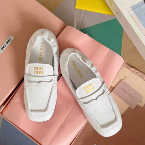 顶级版本：平底 Miumiu缪缪 最新nappa系列 复古 乐福鞋 原版购入开发 做货 这款nappa皮革乐福鞋彰显优雅复古气质，造就轻盈百搭造型。金色压花徽标
