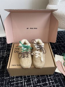 东莞代购级 24Ss 秋冬 Miu Miunew Balanc*E联名走秀款 羊毛 德训鞋 休闲鞋 超级无敌大热门 无论你如何穿搭请都不要放过这一双 系列的运动