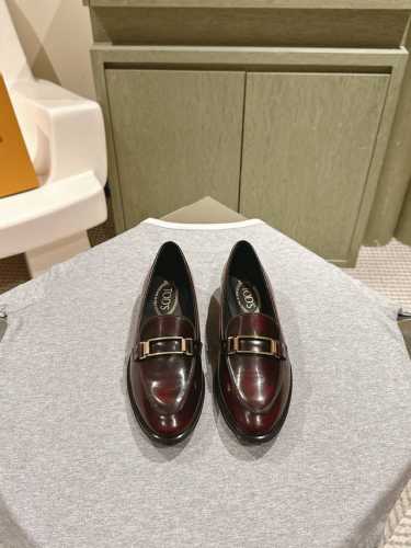 新款厚底乐福鞋上新★★★★★ 专柜新款中性风乐福鞋，松糕厚底拉长大长腿，增高又时髦，搭配精致饰扣，微微性冷淡工业风高级感满满 鞋面：原版定制牛皮面 内里: 内里