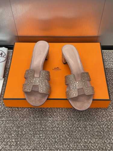 工厂价：平底p 高跟p爱马仕 Hermes 春夏经典款 Oasis 粗跟拼色工字拖水晶女鞋 H家圆头露趾凉拖鞋材质：进口羊猄皮+水染羊皮水里+意大利真皮大底+进