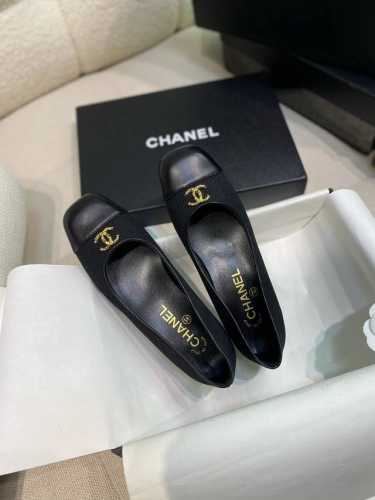 上新chane* Coco小香羊皮拼色高跟单鞋 顶级版轻盈漫步，优雅随行！鞋面纳帕羊皮面料，触感细腻，拼色方头设计勾勒时尚轮廓，经典双c徽标诉说品牌魅力，绵羊皮