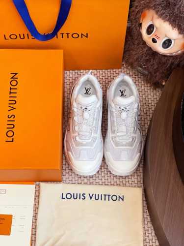 Lv Runner Tatic跑鞋 整双鞋子采购Zp开发打造，全部定制材料，独家开模大底，细节全部对版出货，连包装也做到跟正品一样。码数：39-45