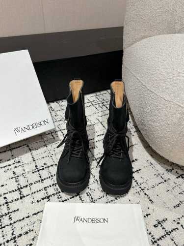 Jw Anderson 24 秋冬潮牌新款松糕厚底马丁靴短靴 英国小众品牌独特而不夸张的设计、不易撞款、每款鞋子都足以引领潮流、个性是j.W.的重要标示注入摩登