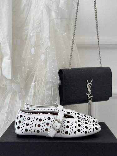 厂价 AlAIA｜阿莱亚23S新品复古镂空玛丽珍鞋芭蕾舞鞋 满满的少女风 既摩登又复古的味道 非常的简约大气 不管是半身裙 连衣裙还是牛仔裤 它都能成为点睛之笔