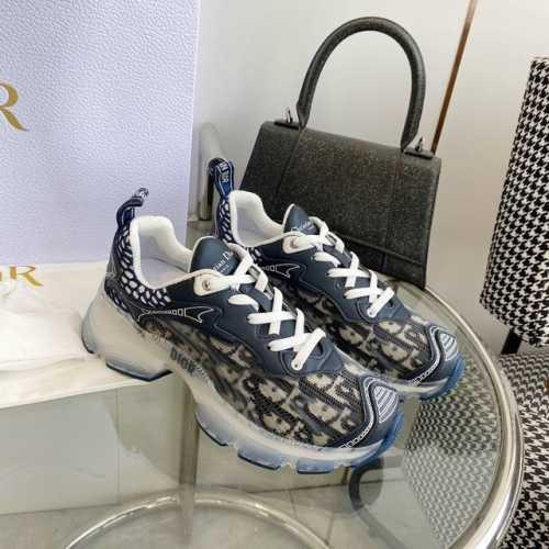 Dio 官网主推新品 Dior Vibe 运动鞋 顶级品质 这款 Dior Vibe 运动鞋融入 Dior 的高订精神，重新诠释经典跑鞋。搭配深蓝色 Obliq