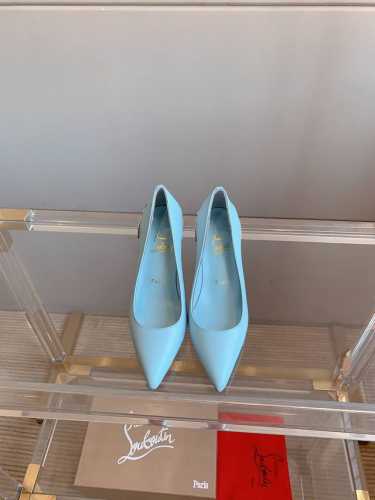 出厂价 Christian Loubouti* 新款红底高跟鞋 花朵鞋跟设计非常有特点 流畅的曲线勾勒曼妙风情 尽显性感风姿 万年经典款 鞋面进口水染羊皮 内里