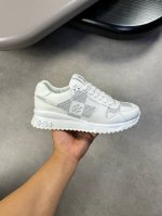 出厂价 实价 路易威登新品 Loui*V ～ Run Away 高端男士休闲 运动鞋！采用拼接 Epi 牛皮革和 Monogram 压纹粒面牛皮革，再现传统跑鞋