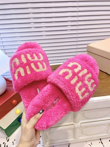 Miumiu｜秋冬新品毛毛拖 居家还是外穿都是百搭时髦单品，秋冬搭配袜子，太好看了吧 鞋面进口澳洲真羊毛内里垫脚羊毛，原版防滑橡胶大底！ Size：35-39