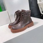 高品质出厂 ！顶级品质Bottega Veneta 25春夏新品短靴踢不烂大黄蜂短靴！墙裂推荐 厚底马丁靴 真的满满的酷酷风 休闲又帅气不要太爱 秋冬绝搭鞋面进