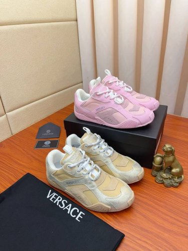 实价： VERSACE 范思哲时尚男鞋奢华品质，设计师在每一期都专业打造出范思哲每一款休闲鞋靴风格不一。鞋面采用意大利进口牛皮拼接，舒适羊里上脚舒适。给你高调奢