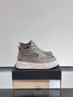 ugg P: Size：39-44 雪地靴，保暖的同时一样可以时尚啊 增高保暖休闲运动百搭的一款！！！ 鞋面采用意大利进口高丝光牛反绒，内里澳大利亚纯羊毛，！！
