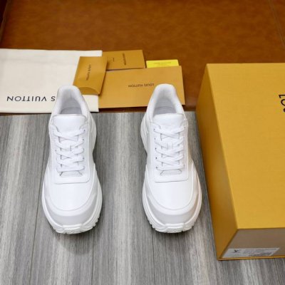 出厂价： Lv 奢品新款中帮discovery 路易威登 本款 Lv Discovery 自登山鞋汲取灵感，以混合科技材质彰显运动风范。 轻盈回弹的橡胶外底提供