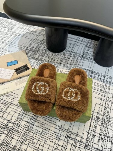 Gucci新款 钻扣毛拖 高品质闭眼入！加厚真毛踩上去更加柔软舒服，采用进口皮毛一体羊羔毛 施华洛世奇水钻扣 巨闪 原版高密度发泡底 Size:# 35-40