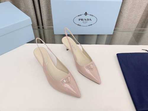 Prada 普拉达金属三角扣高跟凉鞋 这款采用亮面皮革，羊皮内里垫脚，丝网印花三角形皮革徽标；皮革鞋底，配金属刻字徽标；5.5厘米涂漆鞋跟 码数：35-39 3