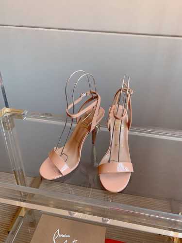 出厂价 Christian Loubouti* 经典口红跟高跟凉鞋 女王权杖化为鞋跟 美到极致 流畅的曲线勾勒曼妙风情 尽显性感风姿 万年经典款 鞋面牛漆皮 内
