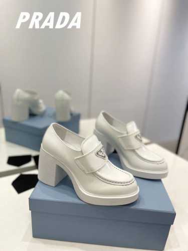 工厂价 顶级版普拉达 高跟乐福鞋新品经典三角标乐福鞋，做高跟版本，也着有被惊艳到呀，专柜7月上架略显宽大的鞋型搭配粗高跟造型，很协调哦，并没有半点笨拙的意思，而