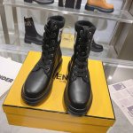 2024秋季新品 Fendi 芬迪飞织拼接时尚马丁靴。 面：黑色进口小牛牛 里：黑色混种羊皮里 大底：It发泡，轻盈舒适 原版一比一开模 码数：35-40码，4
