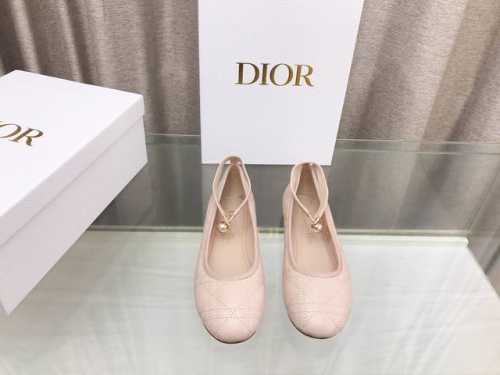 Dior24Ss早春新款珍珠芭蕾舞鞋 这是一款绗缝牛皮革精心制作，饰以藤格纹图案，搭配弹力皮革系带和白色cd树脂珠饰，别具一格。 大底：真皮大底 Size：35