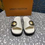 真皮大底 橡胶底 Gucci高端精品 专柜最新推出 顶级代购品质！原版1:1复刻，毎个细节皆经过精心打磨细腻制作.无二品质！ 面料：进口牛皮 内里 垫脚：进口羊