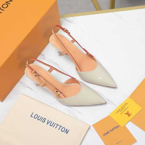 顶级品质 Loui* Vuitte** 新款梅花跟凉鞋 本款 Blossom 高跟鞋选用绒面羊皮革，以漆面牛皮革编织大号蝴蝶结。利落尖头和花卉形状鞋跟道出系列辨