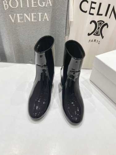 高版本出厂 Celine* 赛琳 Ss秋冬新品简易漆皮高跟短靴 复古简约又时尚 上脚舒适百搭！低调简约的设计，超帅气造型带点复古的味道，上脚显瘦轻便，打造多样穿