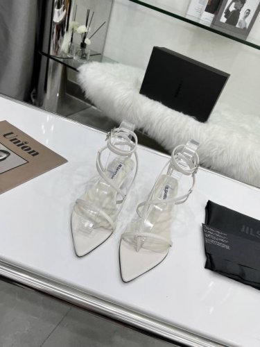JIL SANDER~ 吉尔 桑达早春爆款系列 尖头细跟夹趾凉鞋 这款简约时尚又与众不同，视觉上好看到爆炸面料:原版羊皮内里:原版羊皮垫脚:原版牛皮大底:原版真