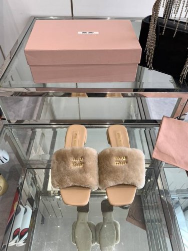 Miu Miu 缪缪 24Ss秋冬新款平底羊毛毛拖鞋 Zp开发miumiu真的太少女啦！进口澳洲羊毛超级软糯 舒适度超高！ 鞋面：进口羊毛 羊皮里 鞋底：意大利