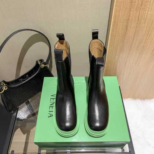 出厂： Bv 彩色短靴你绝对想不到这款短靴在这个季节会那么火爆果冻色鞋底首发出货、真的好卖到你完全不相信、某宝一天销量300多双，强烈推荐实体店购入一双摆版 标